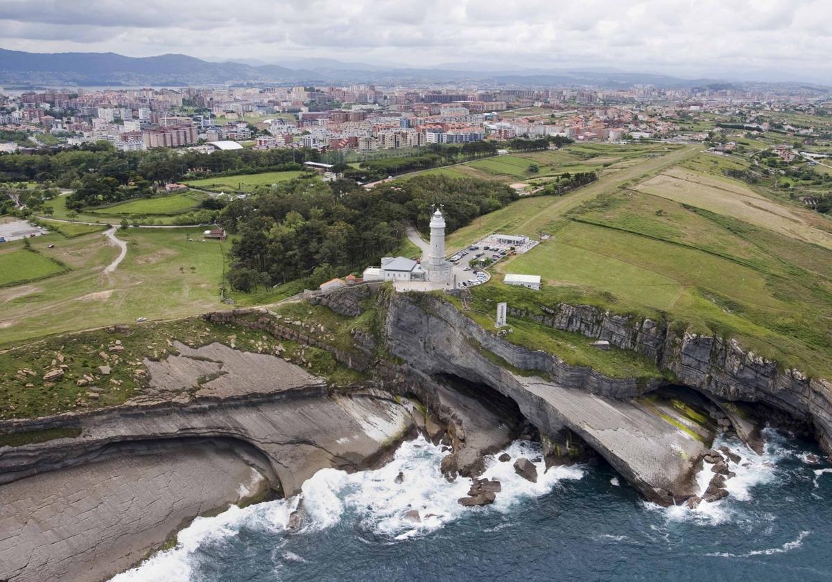 Acantilados del litoral norte de Santander, con el faro de Cabo Mayor en el centro de la imagen.