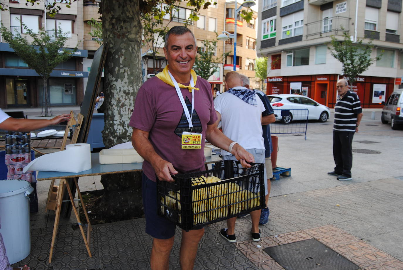 Fernando Andonegui, miembro de la organización, retira una de las cajas con las patatas ya triscadas.