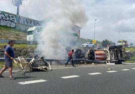 El conductor de una hormigonera falleció al volcar el vehículo e incendiarse la cabina.