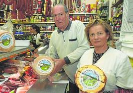 Alimentación Tresviso, elogio a las tiendas de alimentación de barrio. Juan Luis Gómez y Floren López Campo, hace una década.