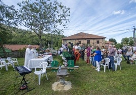 Unos danzantes en la campa de las fiestas durante una misa de campaña.