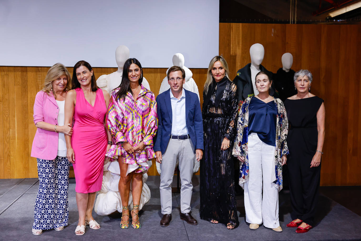 De izquierda a derecha, la delegada de Economía, Innovación y Hacienda, Engracia Hidalgo; la alcaldesa de Santander, Gema Igual; la diseñadora Odette Álvarez; el alcalde de Madrid, Martínez-Almeida; la experta en moda Clara Courel; la delegada de Cultura, Turismo y Deporte de Madrid, Marta Rivera de la Cruz; y Pepa Bueno, directora ejecutiva de la Asociación Creadores de Moda de España. 