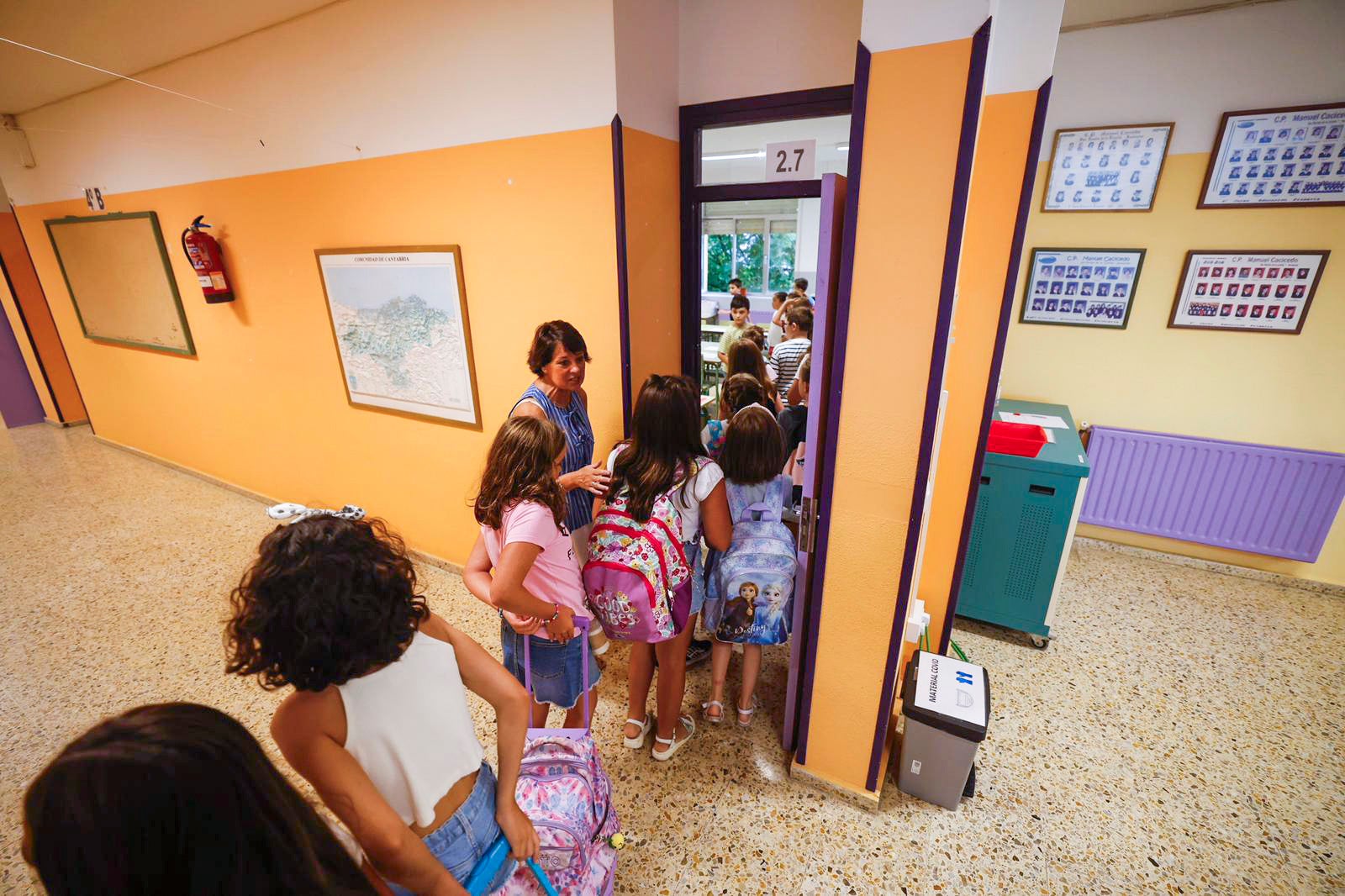 Una profesora recibe a sus alumnos de Primaria en una de lñas clases del Manuel Cacicedo.