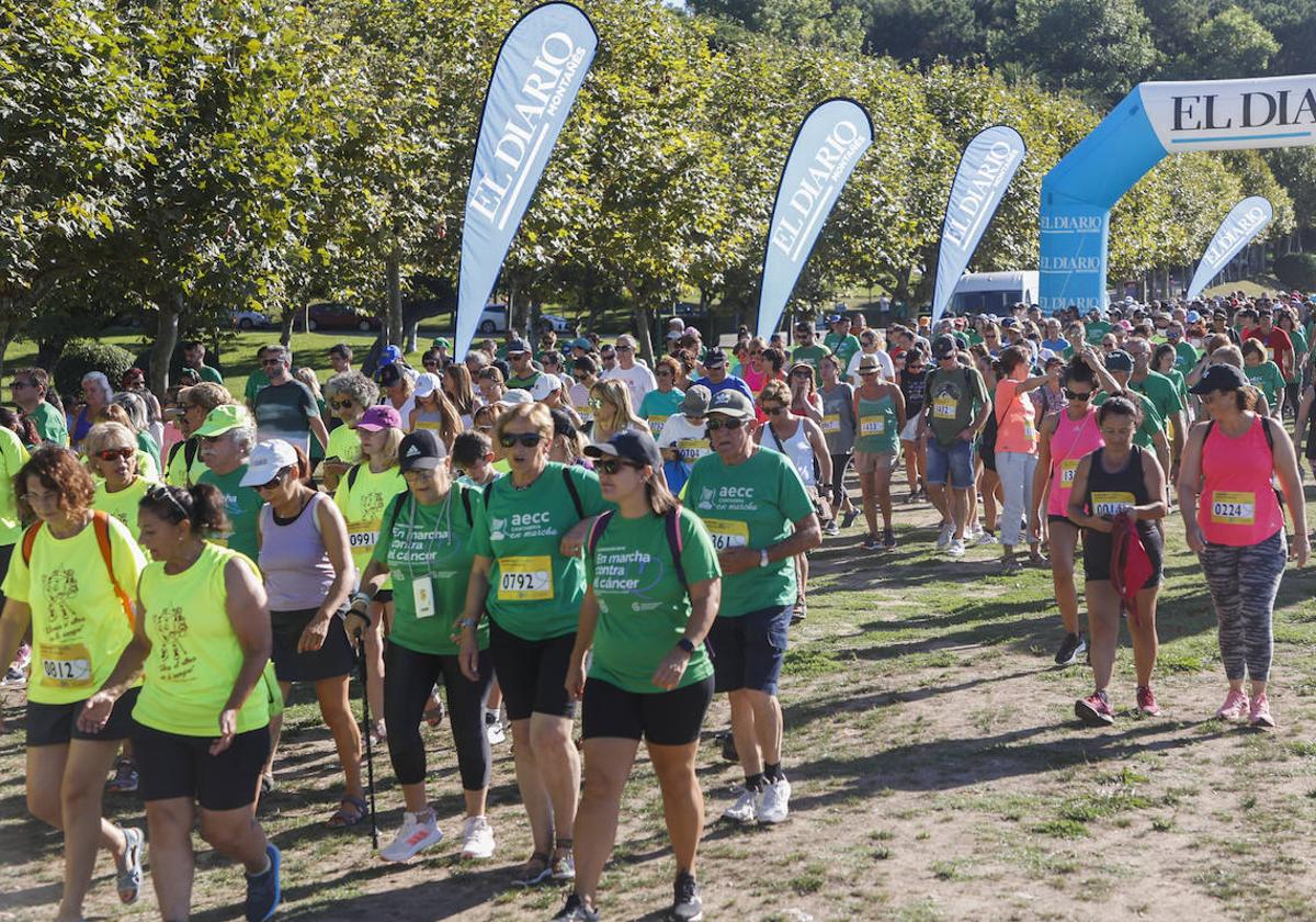 Numerosas personas participaron el año pasado en la marcha por las playas de Santander.