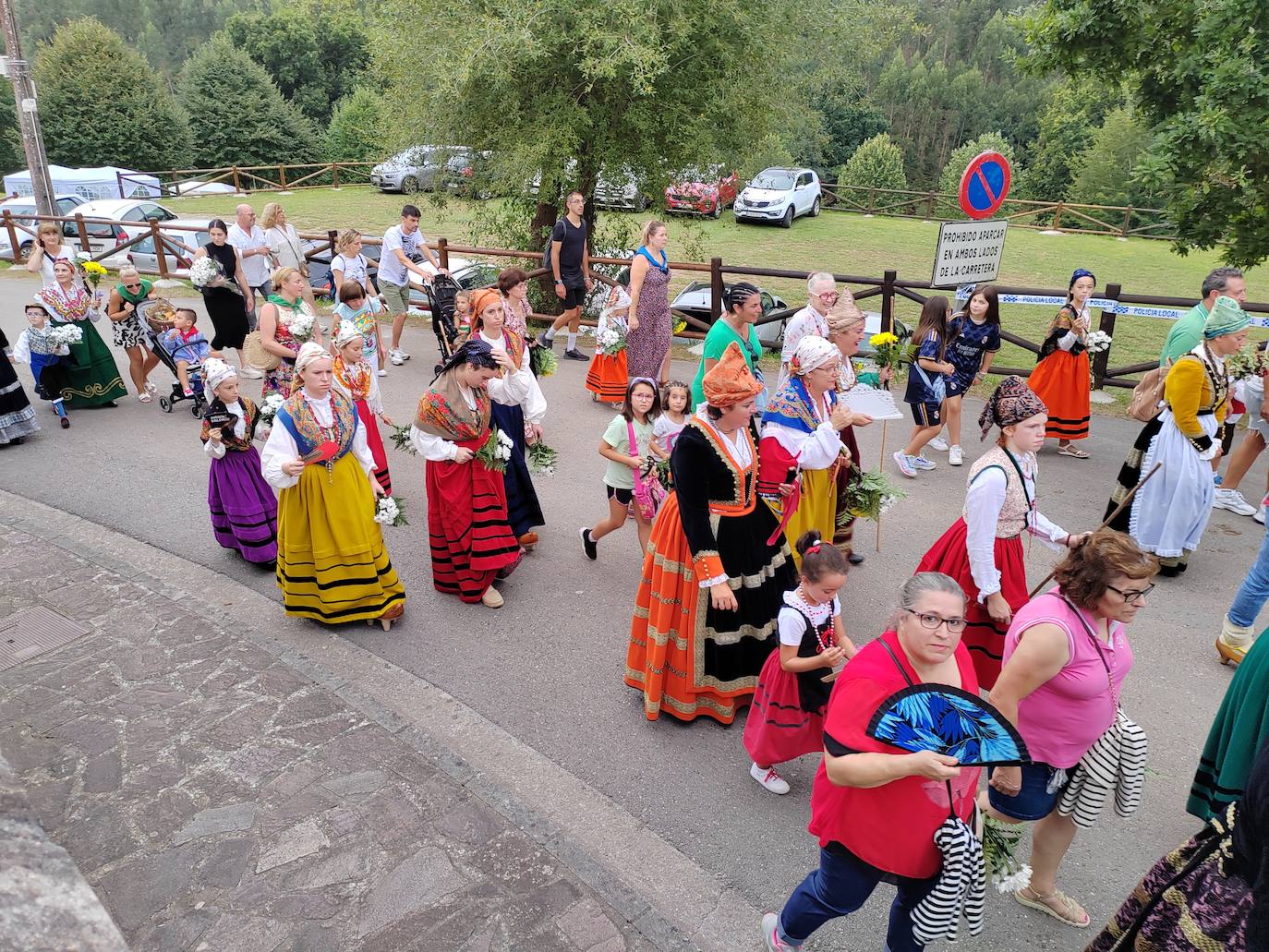 Decenas de personas participaron en la tradicional subida a pie desde el barrio El Arrabal hasta el santuario.