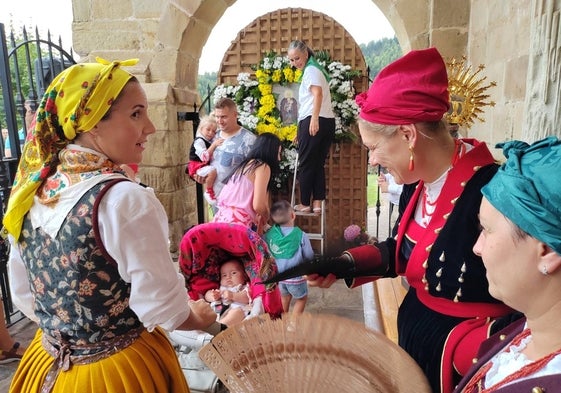 El atuendo tradicional volvió a estar presente en la ofrenda floral a la Virgen de Valencia y en esta ocasión con un atrezzo adicional, el abanico, para combatir la sensación térmica