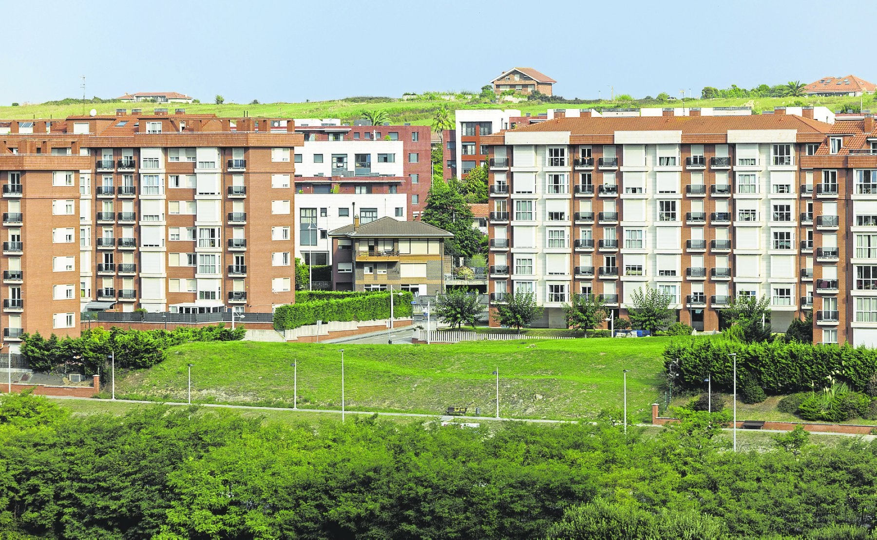 Imagen de las dos parcelas sobre las que se construirá una nueva promoción residencial en el frente de la S-20.