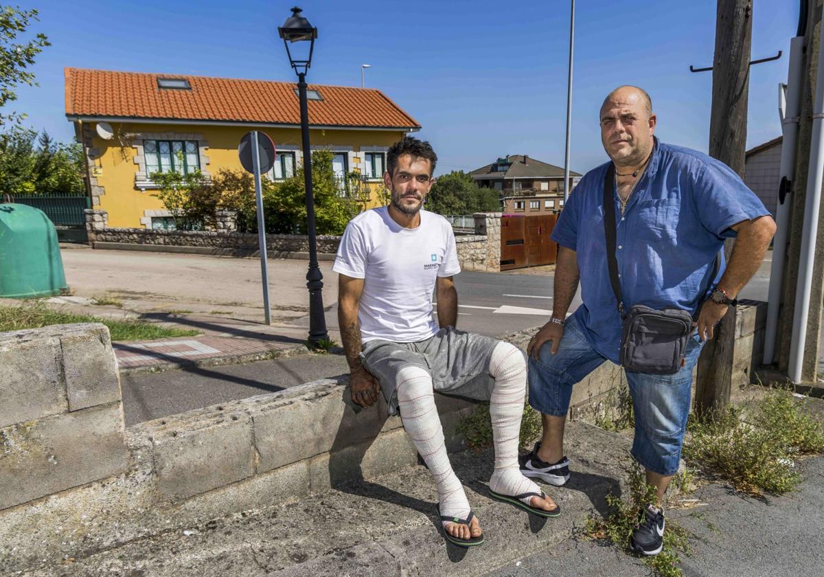 José Manuel García, con las piernas vendadas para sanar las quemaduras, y Manuel Bodegas, ayer, en Muriedas.