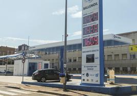 La gasolinera, construida junto al IES Cantabria, en La Albericia, ayer al mediodía.