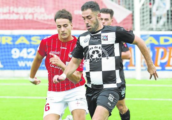 Carral, del Laredo (izquierda) pelea por el balón con Nacho Martínez, del Escobedo, en la final de la Copa.