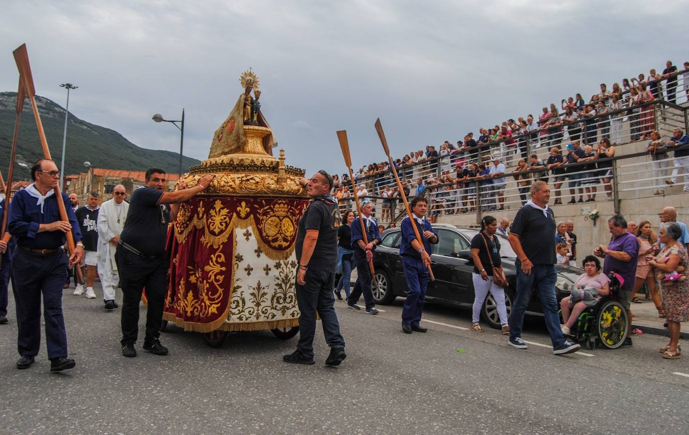 La procesión llega al puerto bajo la atenta mirada de decenas de personas apostadas en el mirador para tener una perspectiva única.