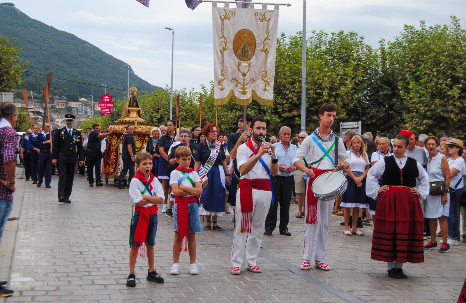 Los piteros y danzantes del grupo Corpus Christi de Gama pusieron la música al solemne recorrido.