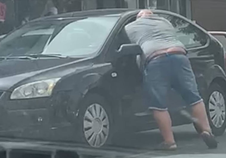 El atacante se asoma por la ventana para golpear al conductor, que había adelantado en línea continua y le dedicó una peineta.