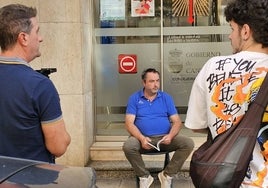 El regidor José Carlos Lavín sentado el viernes de la semana pasada en las puertas de la consejería de Salud en la calle Federico Vial.