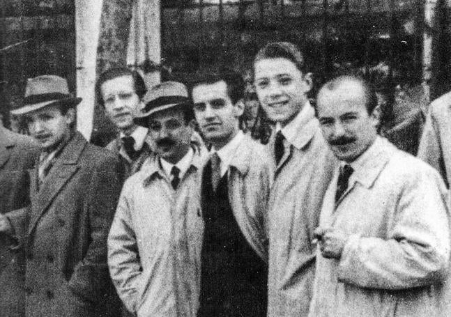 t Retrato histórico. De izquierda a derecha, Carlos Salomón, Julio Maruri, Piti Cantalapiedra, Ediardo Rincón, Manuel Arce y Miguel Vázquez, a la salida de la boda de José Hierro.