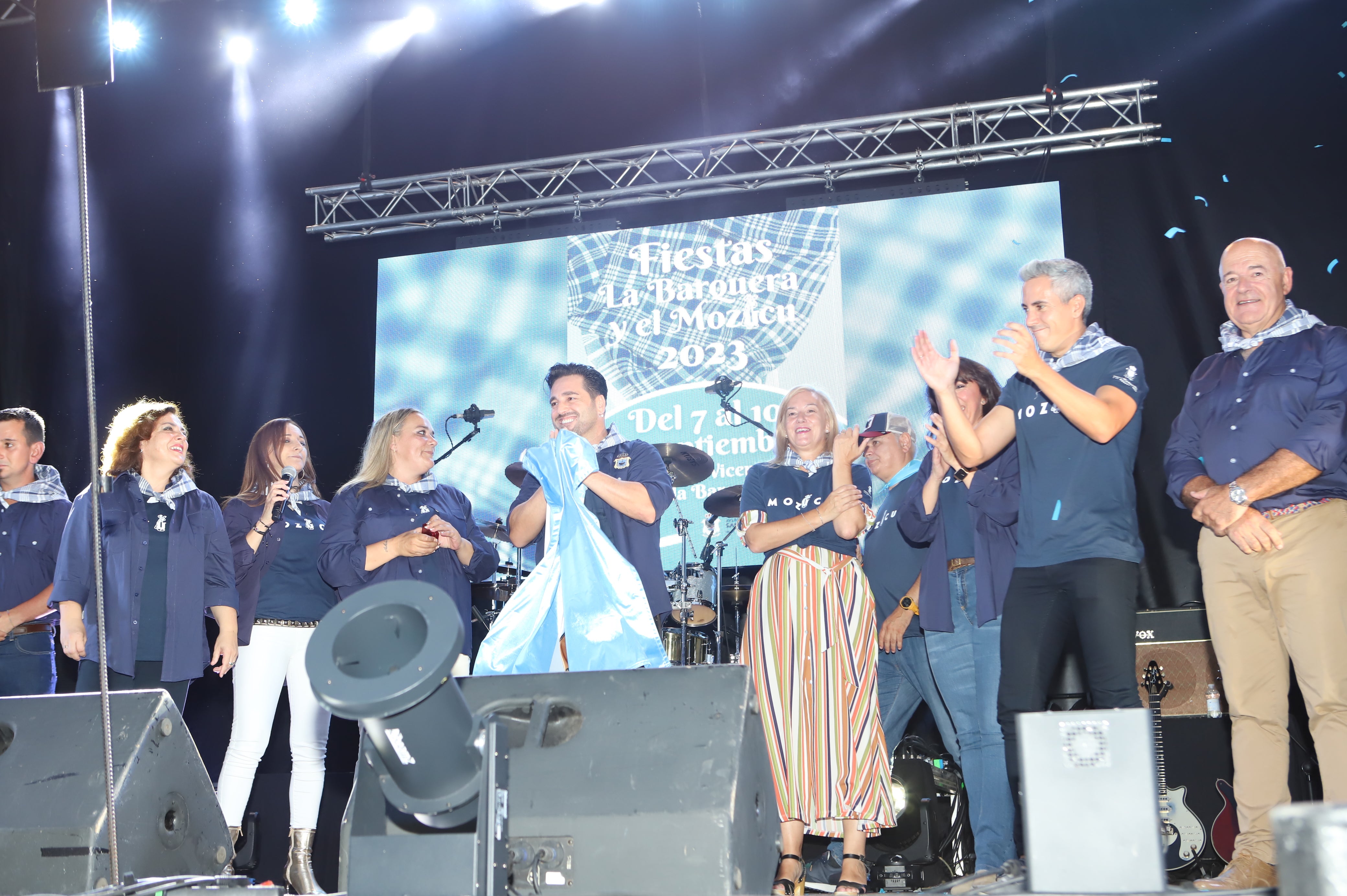 David Bustamante con la bandera de San Vicente de la Barquera