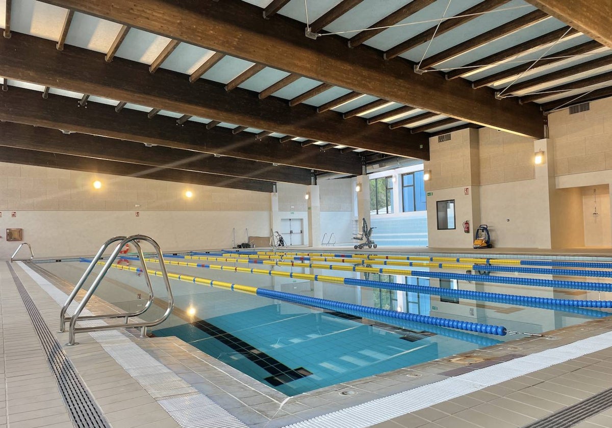 Interior de la piscina municipal de Laredo.