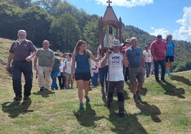 Procesión con la imagen de la Virgen de la Luz alrededor del santuario.