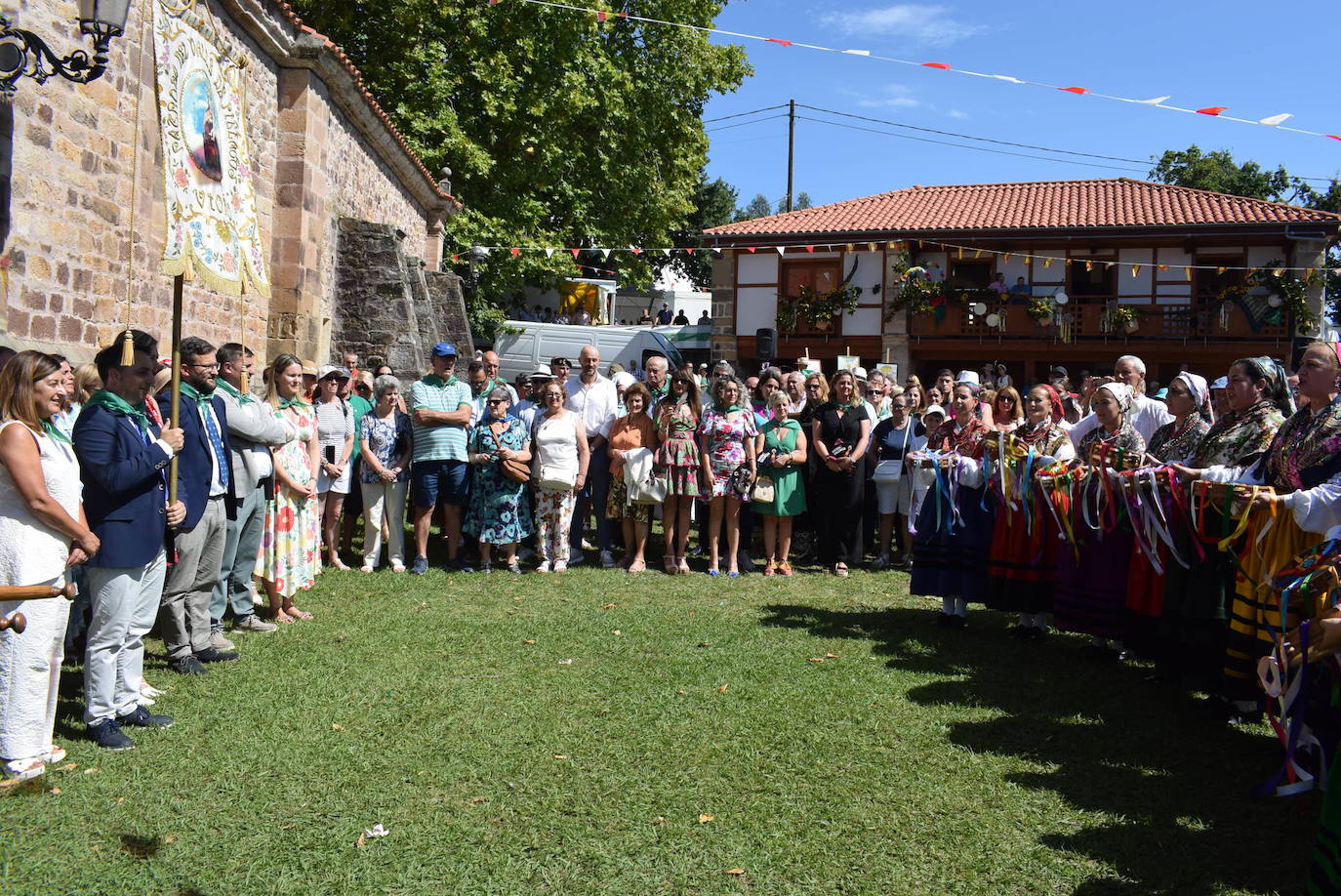 ¡«Con sentida reverencia, imploro tu bendición. Virgen Santa de Valencia, mírame con compasión. Hoy tu pueblo te acompaña, con la ofrenda de tu amor. Un altar en la montaña y otro en el corazón». Así comienza el himno a la patrona de Piélagos