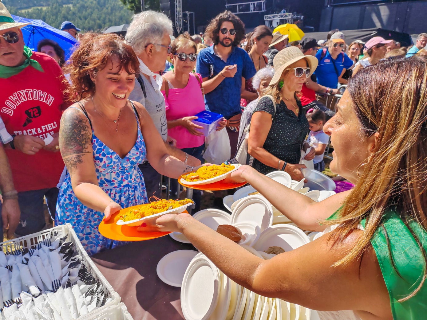 La presidenta del Gobierno de Cantabria, María José Sáenz de Buruaga, hizo los honores y entregó las primeras raciones de paella.