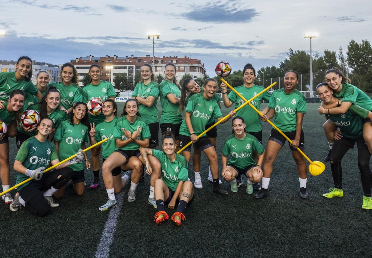 t Ganas de empezar.Las jugadoras del Racing Féminas posan antes de un entrenamiento en las Instalaciones Nando Yosu, con ansias de que el balón empiece a rodar.