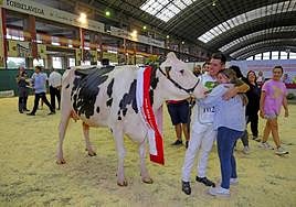 La gran campeona del certamen, Somoboo Elvira Elude, y sus propietarios, emocionados.