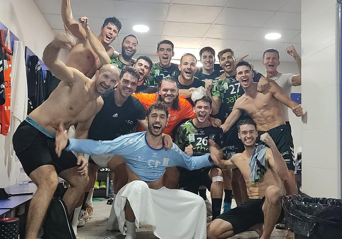 Los jugadores del Bathco celebran el triunfo en Puerto Sagunto.