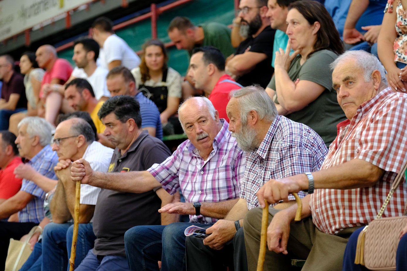Los aficionados conversan sobre el concurso en las gradas.