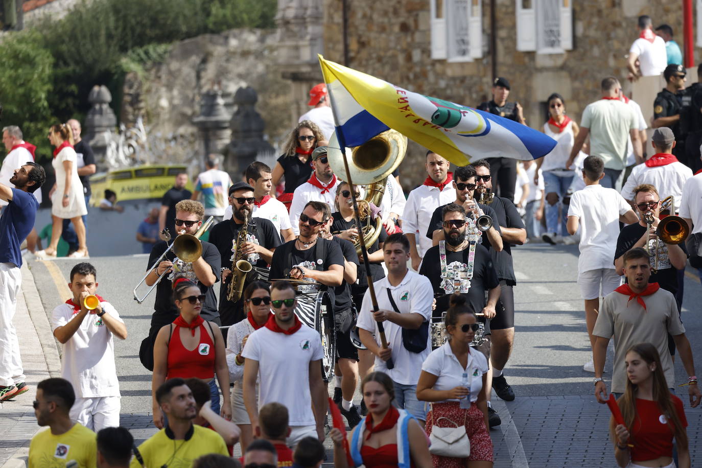 La música inunda las calles de Ampuero justo antes del último encierro.