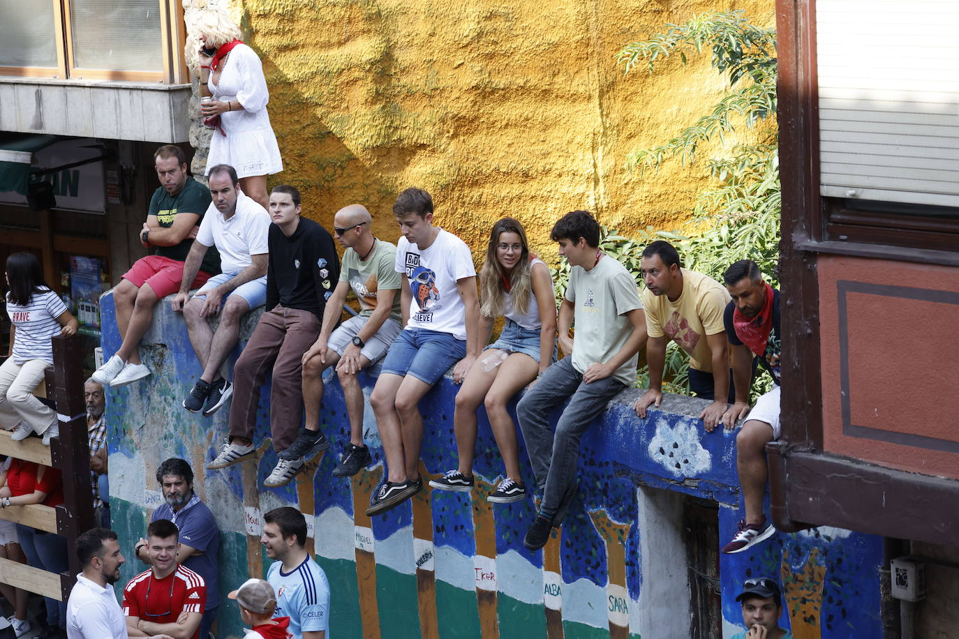 Minutos antes de empezar el encierro, la gente busca un buen lugar para verlo.