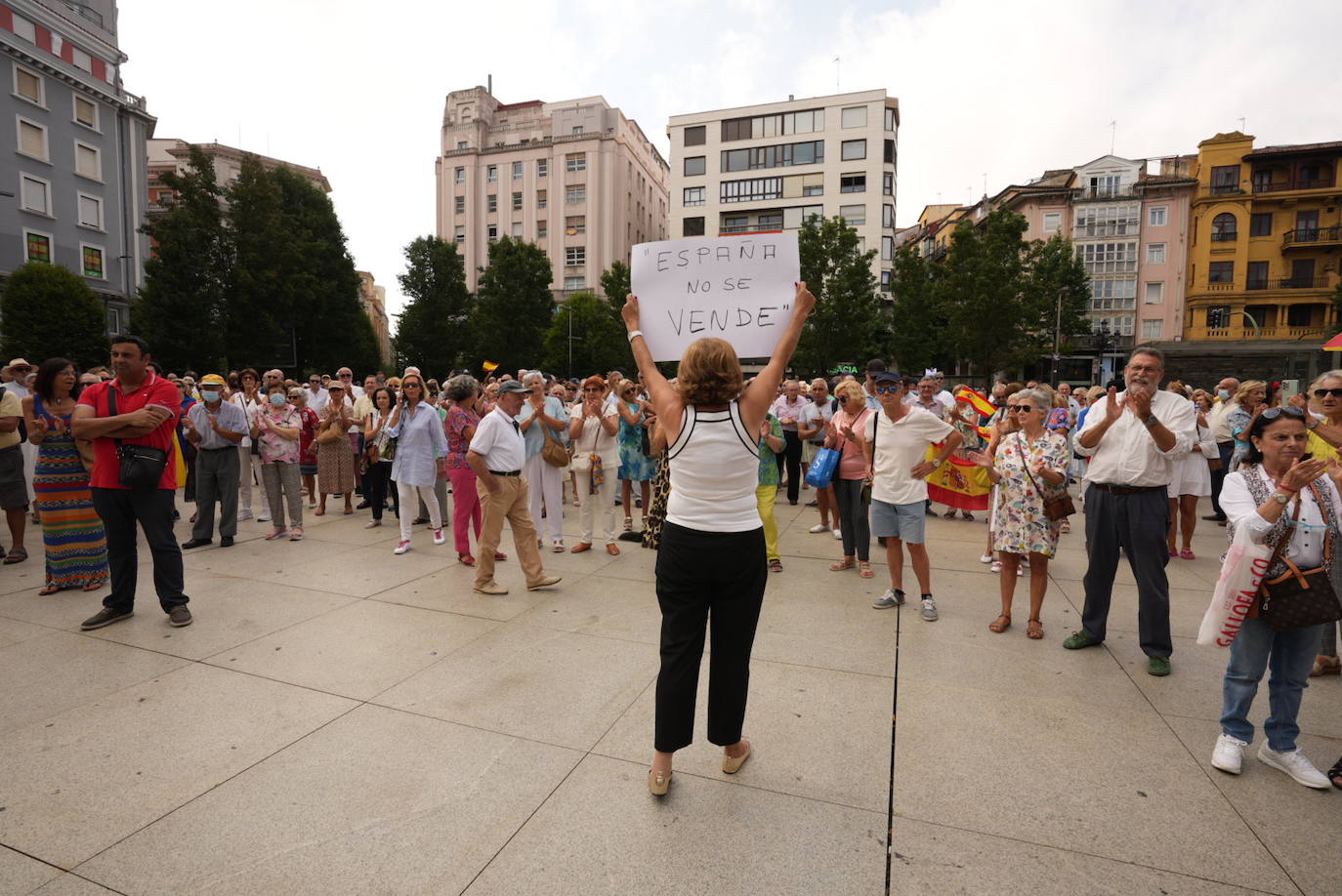 Una mujer muestra un cartel con una de las consignas coreadas durante la concentración. 