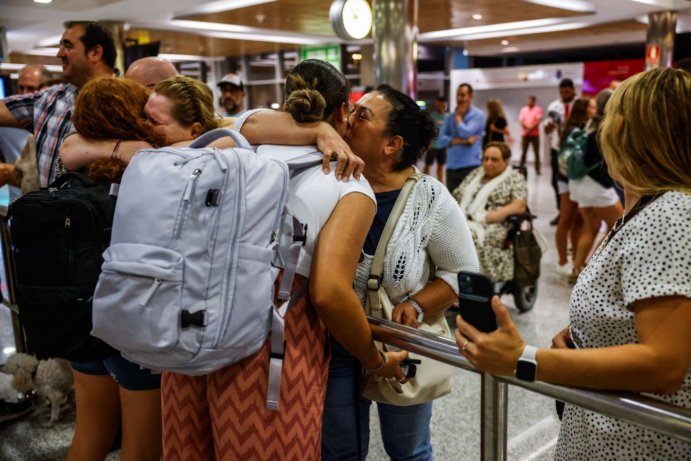 La emoción se apoderó de muchas personas que esperaban para recibir a sus familiares tras el terremoto de Marrakech. 