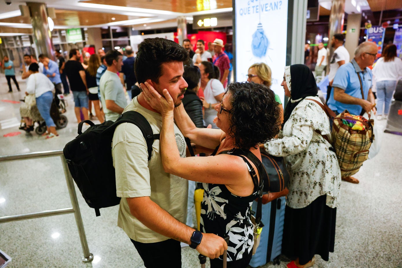 Baltasar Torre abraza a su madre, Conchi Crespo.