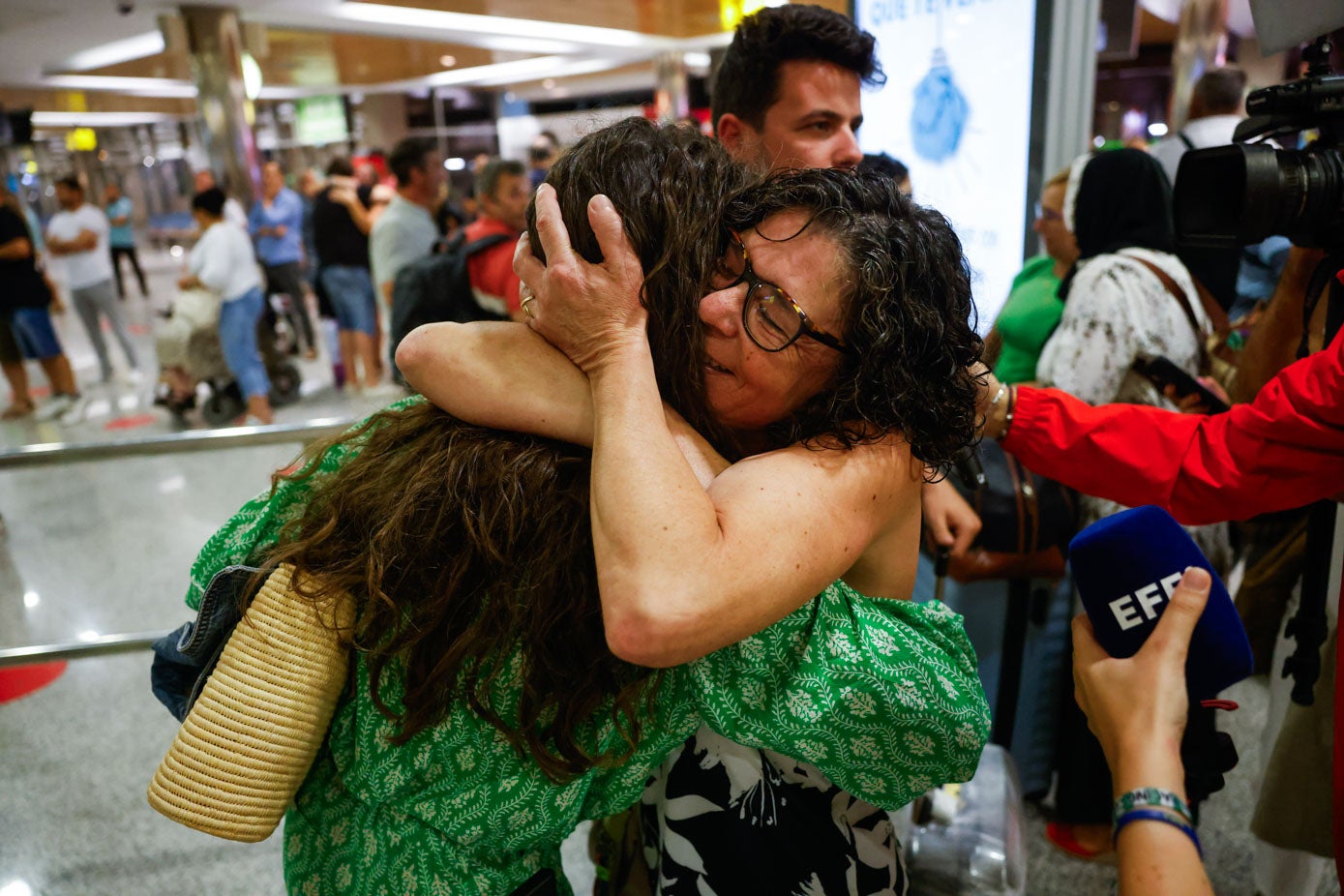 Conchi Crespo abraza a su nuera, Andrea Vasallo, al llegar de Marrakech.