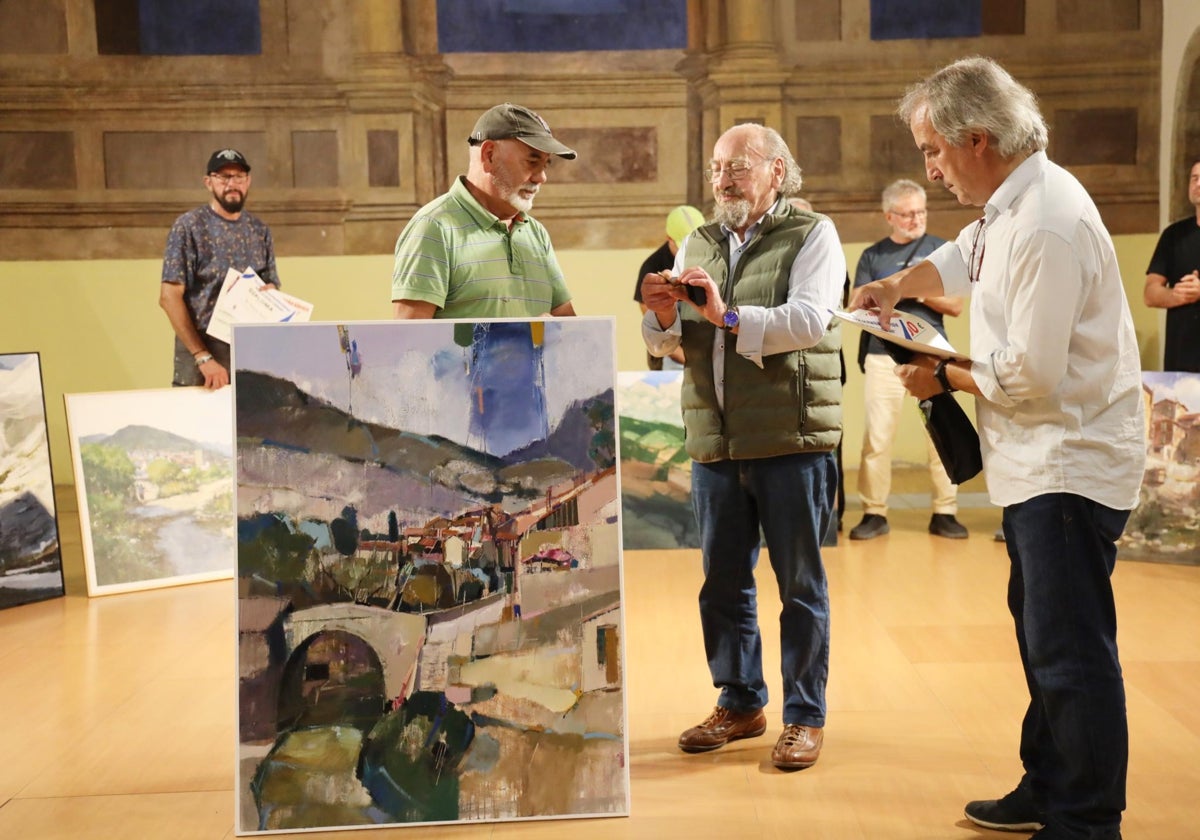 Javier Gómez y Joaquín Besoy entregan el premio a José Manuel Aznar.