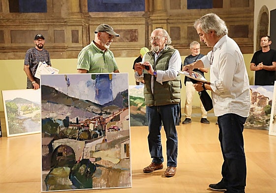 Javier Gómez y Joaquín Besoy entregan el premio a José Manuel Aznar.