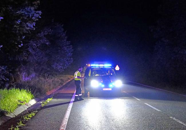 La Guardia Civil realiza el atestado, este sábado, en el lugar del accidente.