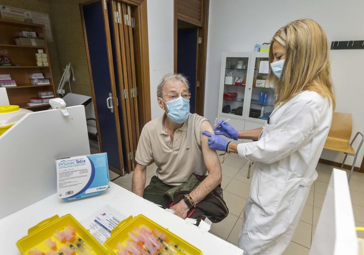 El inicio de la campaña de vacunación combinada de gripe y covid está previsto para octubre.