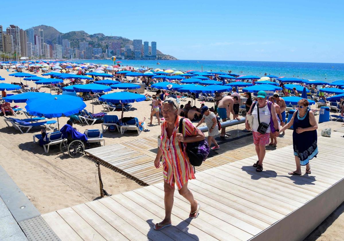 Jubilados disfrutan de las vacaciones en Benidorm.