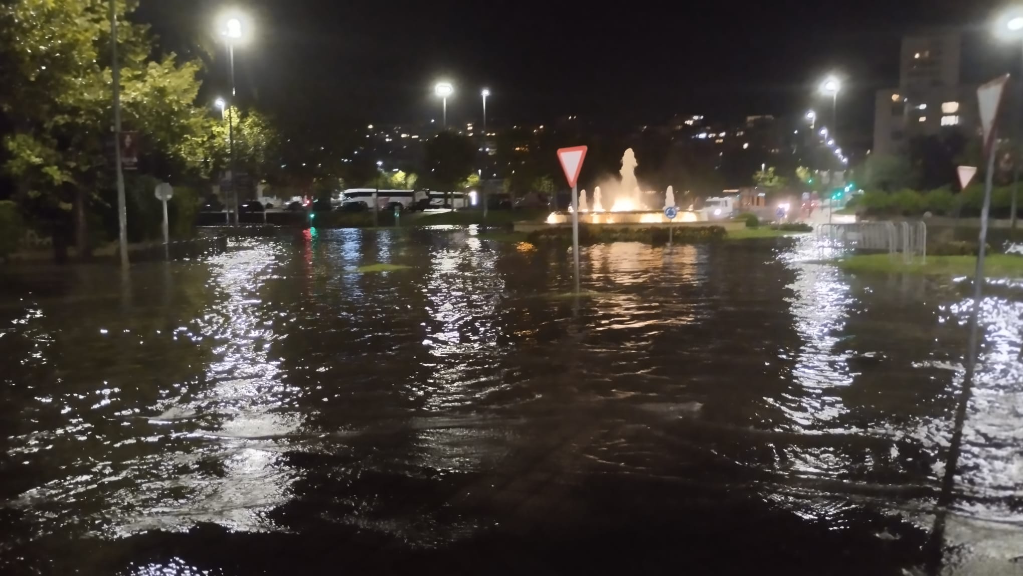 Los efectos de la tormenta en la capital cántabra también se han dejado sentir en El Sardinero, donde el Parque de Mesones y la glorieta han quedado inundados.