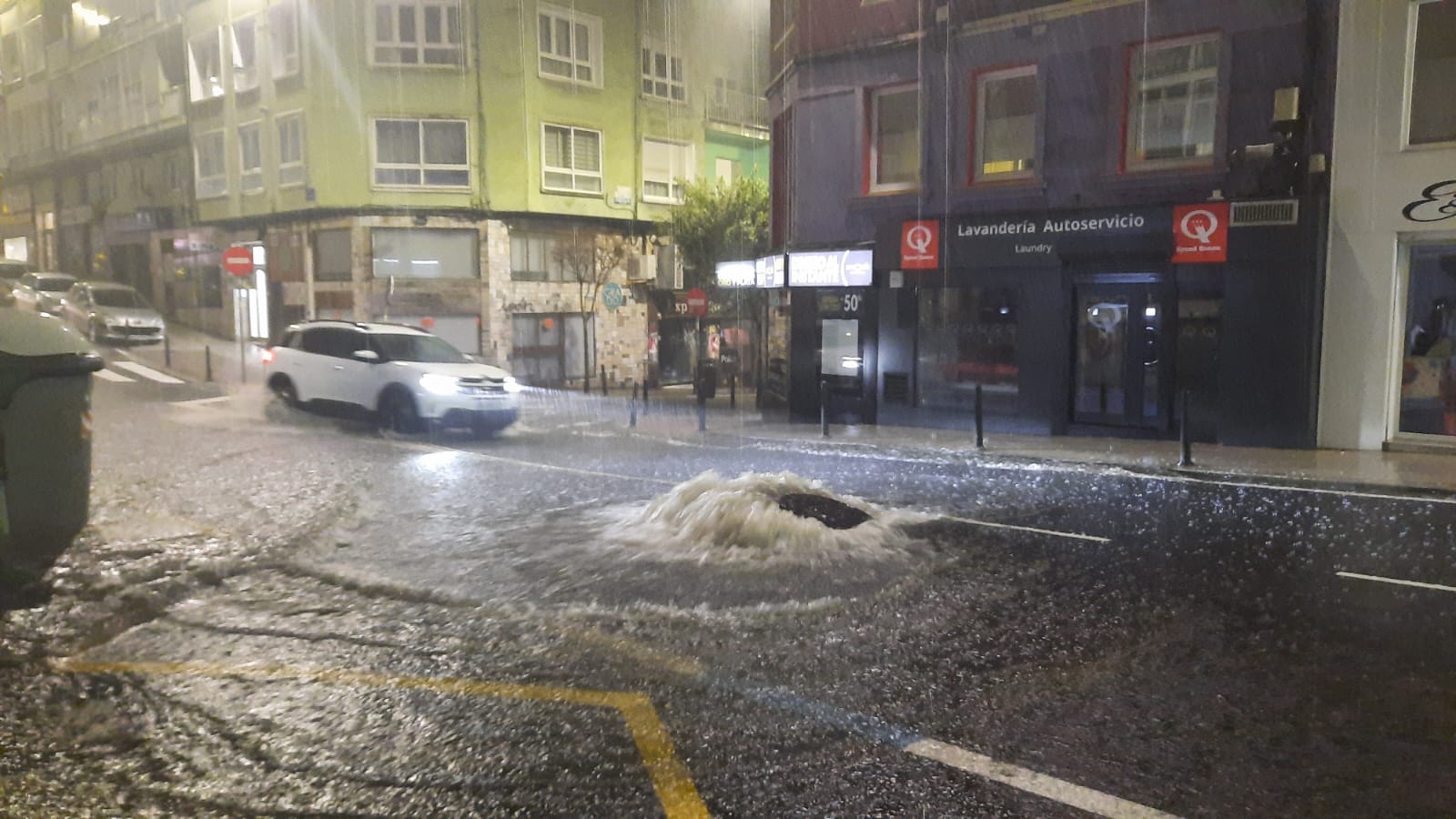 En la confluencia entre la calle Guevara y la calle del Monte una de las alcantarillas se ha desbordado, quedando el tramo inundado.