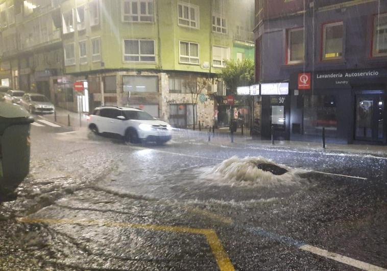 Arqueta de la calle Guevara por la que ha salido mucha agua.