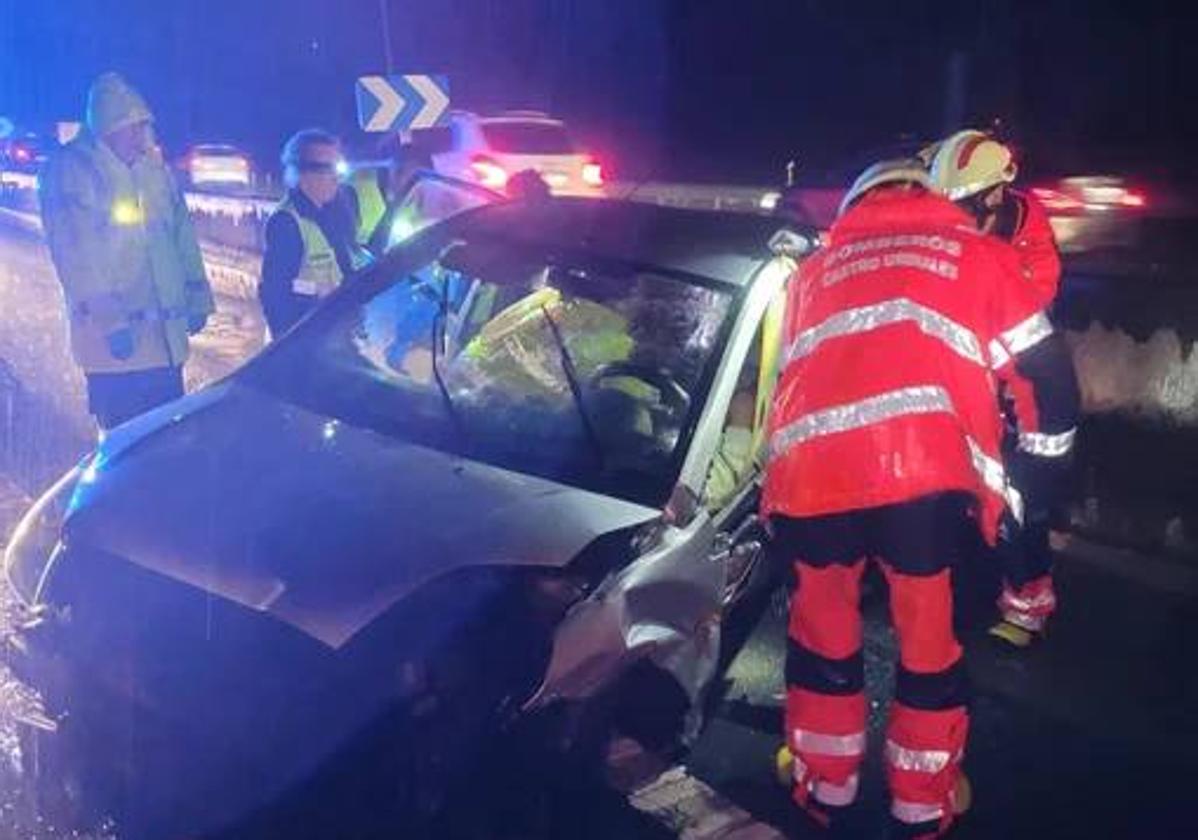 Un coche se accidentó anoche en la A-8 y requirió la presencia de los Bomberos de Castro Urdiales.