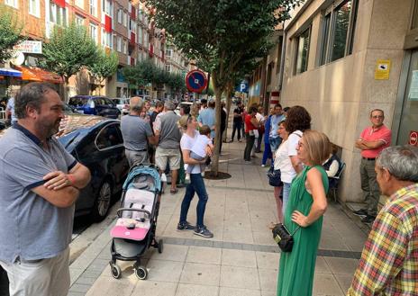 Imagen secundaria 1 - Vecinos que secundan este lunes la protesta. En la segunda foto, el alcalde a la izquierda.