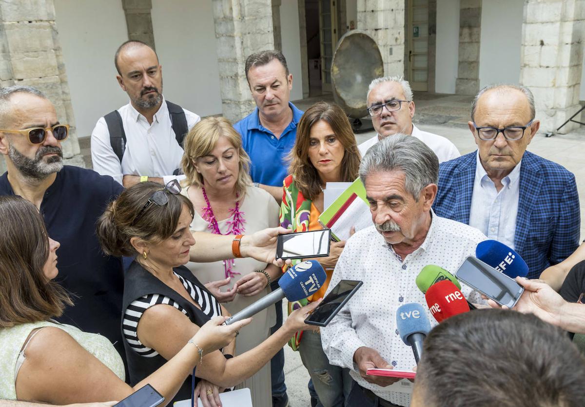 El expresidente Revilla compareció este lunes en el Parlamentos junto a los diputados regionalistas.