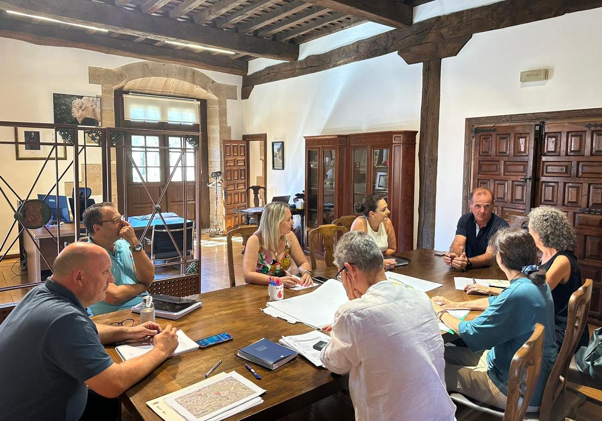 Reunión en el Ayuntamiento de Santillana del Mar.