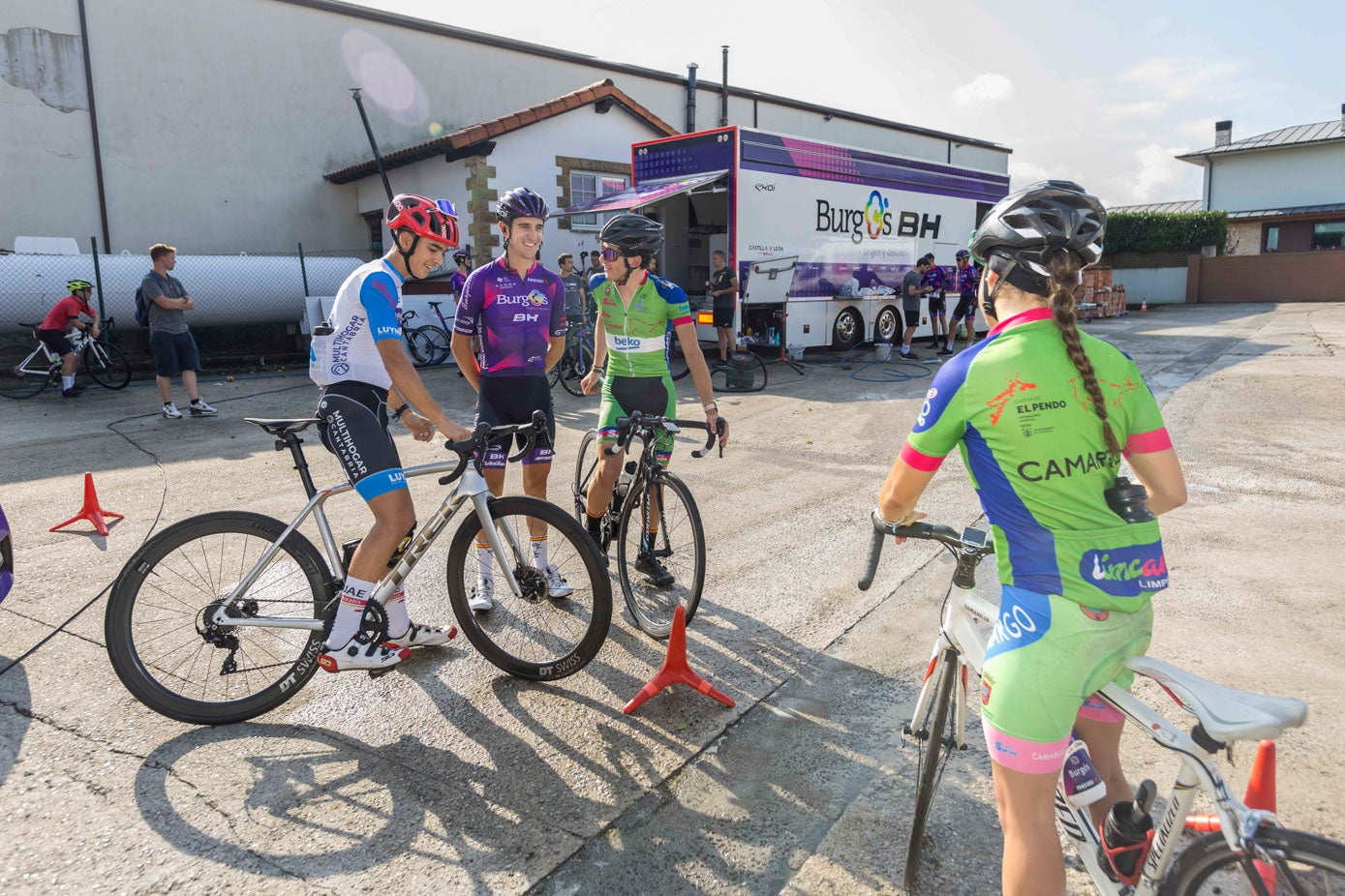 Ciclistas aficionados con Ezquerra.