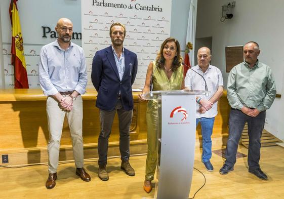 Paula Fernández, junto a Óscar Villegas (izquierda), Felipe Piña, Ángel Sainz y Óscar Sainz.