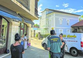 La Guardia Civil, en Puente San Miguel, conversando con trabajadoras de una peluquería ante clientas tras uno de los últimos robos.