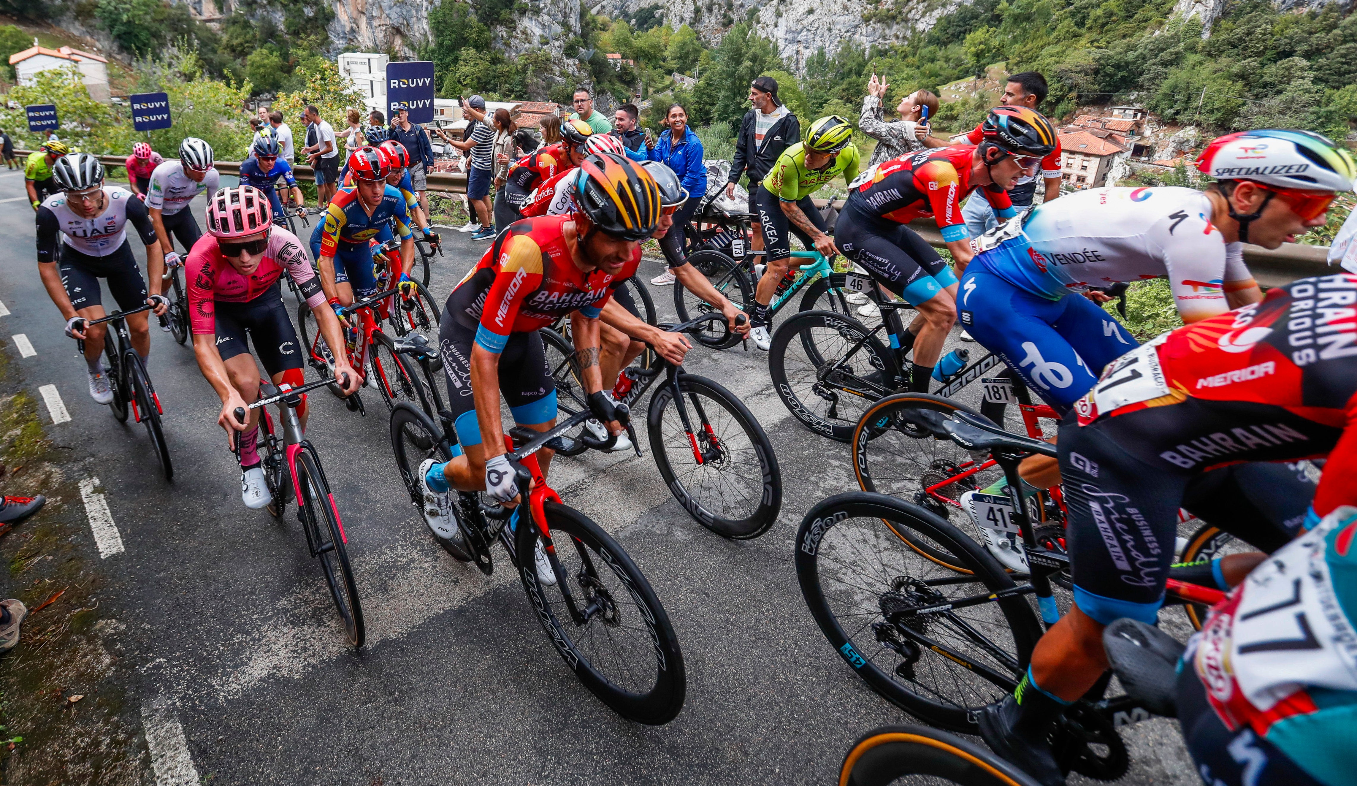 caras de esfuerzo de los ciclistas en la inédita ascensión a Bejes.